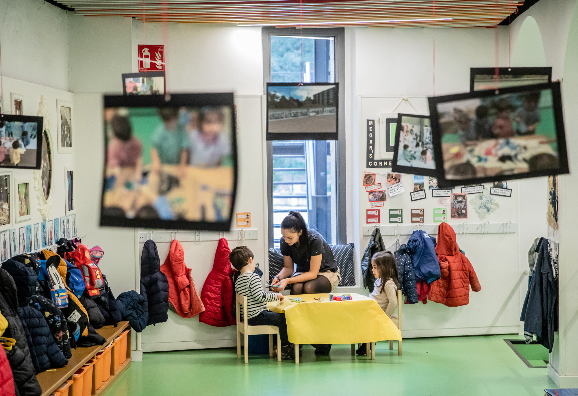 Dos alumnes i una professora a l'aula